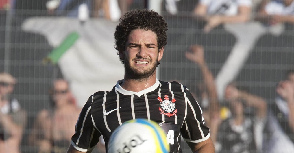 Alexandre pato durante a partida entre Ponte Preta/Campinas x Corinthians/SP, realizada esta tarde no Estadio Moises Lucarelli, em Campinas, valida pela 5a. rodada do Campeonato Paulista de 2014. Juiz: Marcelo Rogerio - Campinas/Sao Paulo/Brasil - 02/02/2014. Foto: © Daniel Augusto Jr. / Ag. Corinthians