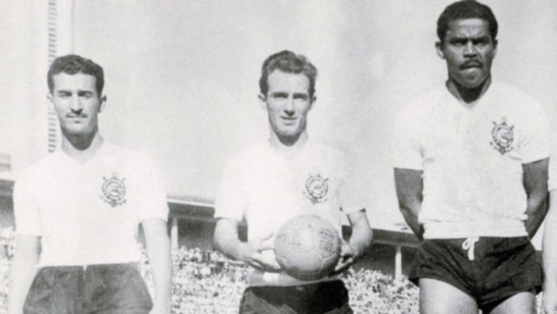 Cláudio, Luizinho e Baltazar, o ataque do IV Centenário. Os três estão eternizados na história do Corinthians, com busto nas alamedas do Parque São Jorge. – Foto: Reprodução corinthians cultural
