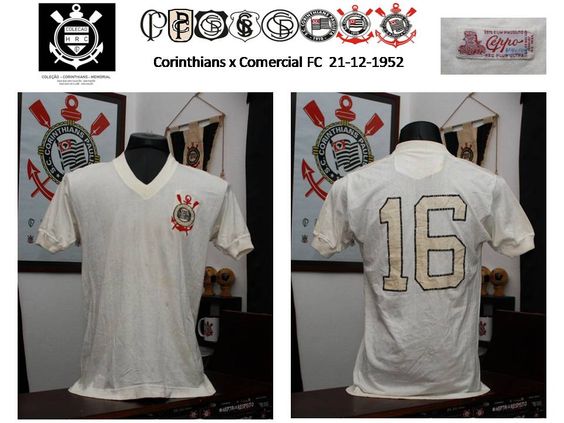 Camisa branca dos anos 50 do Sport Club Corinthians Paulista. Modelo tradicional usado por mais de uma década entre 1950 e 1960. Camisa fabricada na época pela fábrica CEPPO. Foto: Corinthians Cultural
