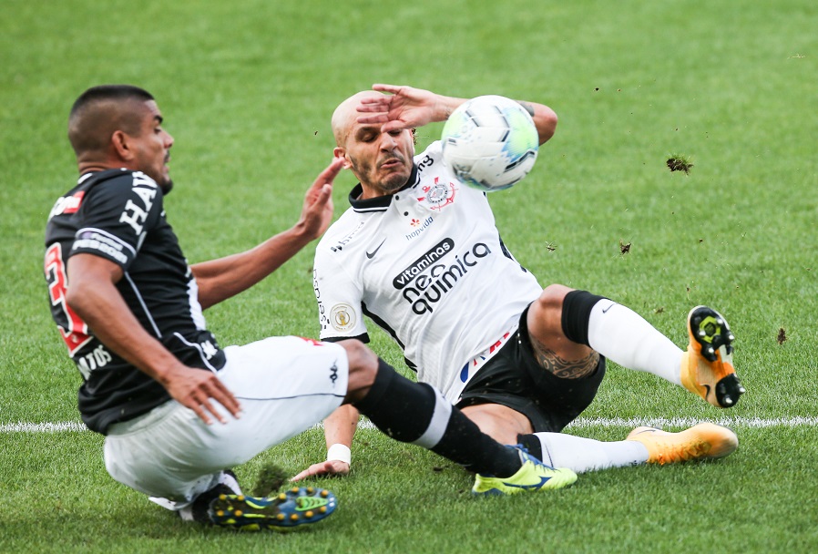 SAO PAULO, BRAZIL - FEBRUARY 21: Leo Matos of Vasco da Gama and Fabio Santos of Corinthians fight for the ball during a match between Corinthians and Vasco da Gama as part of Brasileirao Series A 2020 at Neo Quimica Arena on February 21, 2021 in Sao Paulo, Brazil. (Photo by Alexandre Schneider/Getty Images)