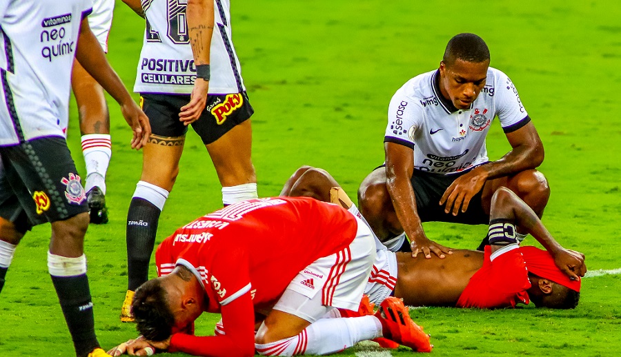 PORTO ALEGRE, BRAZIL  FEBRUARY 25: Players of Internacional lament after realizing they lost the championship after the match between Internacional and Corinthians as part of Brasileirao Series A 2020 at Beira Rio Stadium on  February 25, 2021 in Porto Alegre, Brazil. (Photo by Silvio Avila/Getty Images)