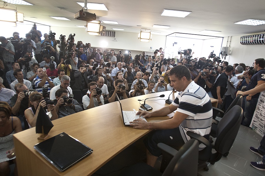 O atacante Ronaldo concede entrevista coletiva anunciando sua aposentadoria, apos o treino desta manha no CT Joaquim Grava, no Parque Ecologico do Tiete. 14/02/2011 Foto: © Daniel Augusto Jr. / Fotoarena
