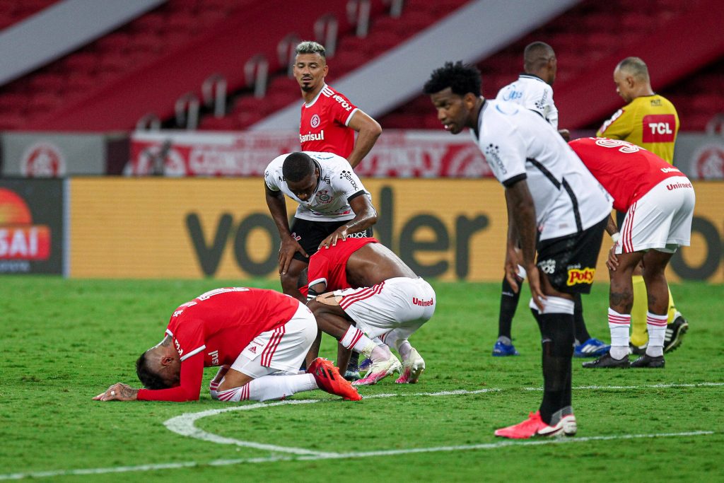 Abel elogia jogo do Corinthians diante do Inter e diz que título foi tirado na mão grande. (Foto: Fernando Alves/Imago)