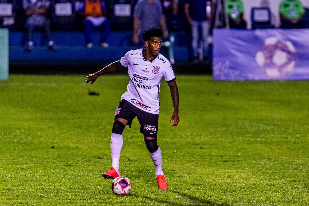 De acordo com jornalista, Gil se anima em papo com Guerrero, ex-Corinthians. (Foto: Van Campos/Fotoarena)