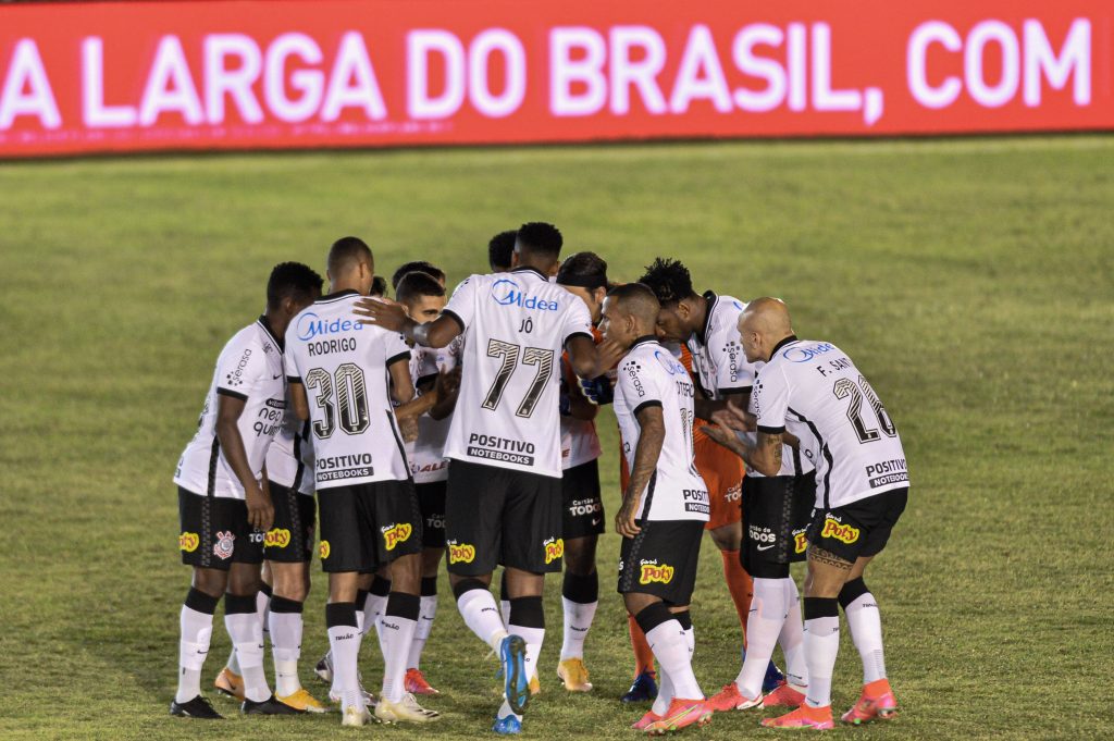 Fábio Santos comemora classificação mas ressalta: "Temos que melhorar". (Foto: Nayra Halm/Fotoarena) 