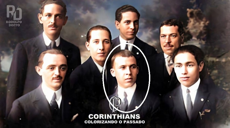 Foto dos fundadores do Corinthians, com o jovem Antonio Pereira ao centro. Reprodução Facebook Colorizando o Passado

