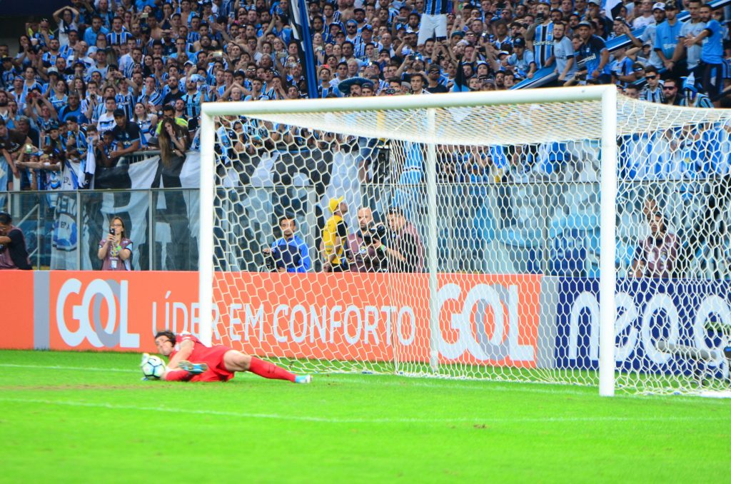 Imprensa gaúcha afirma que Grêmio tem interesse na contratação de Cássio.  (Foto:Jeferson/Fotoarena) 