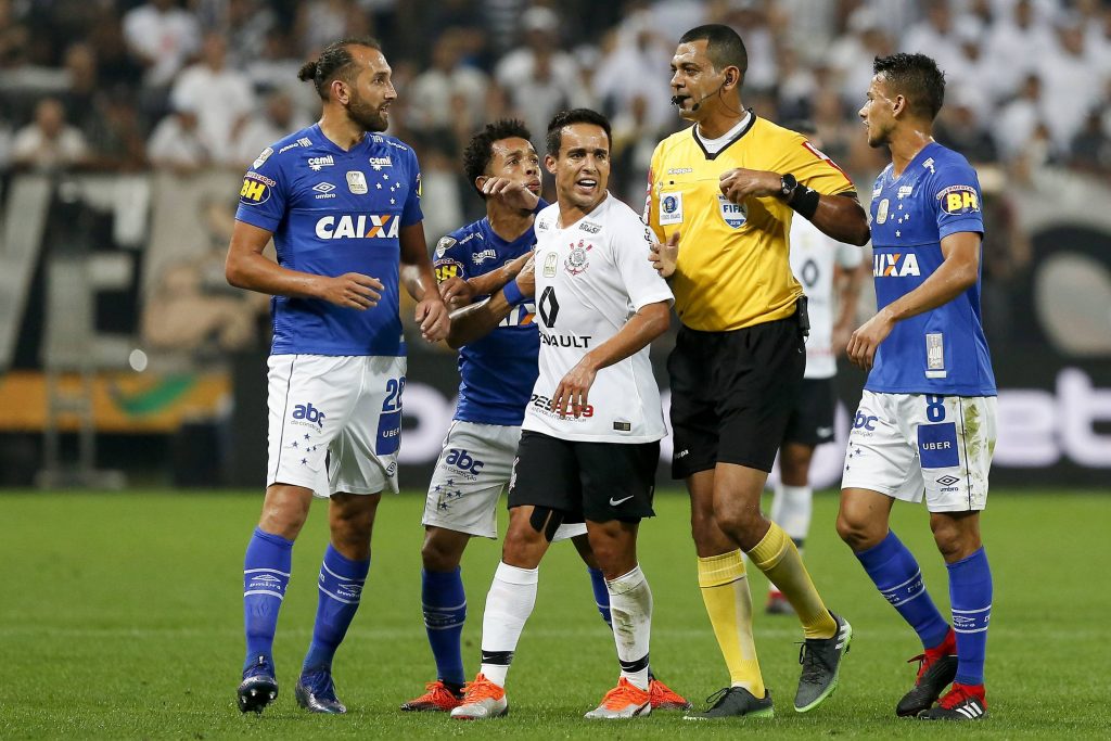 Danilo Avelar relembra final da Copa do Brasil de 2018 e opina sobre VAR: "Horrível". (Foto: Marco Galvão/Fotoarena)