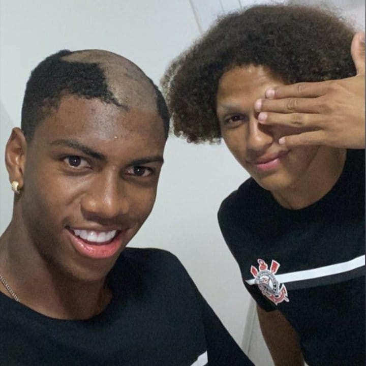 Felipe e Biro, 17 e 16 anos inscritos pelo Corinthians profissional no Paulistão. Foto: Reprodução Instagram
