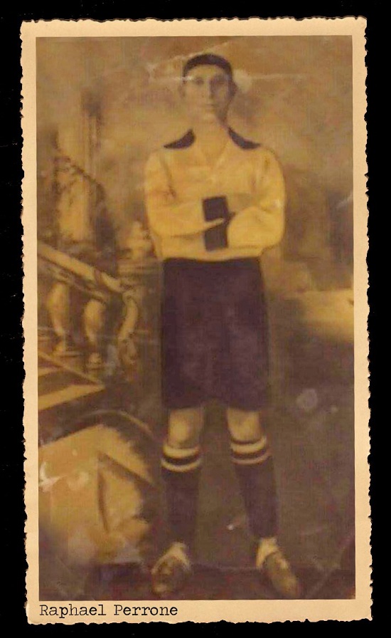 Raffaele Perrone de nascimento também grafado como Raphael Perrone/Rafael Perrone ou Rafael Perroni nasceu na Itália e veio para o Brasil quando criança. Na foto, com uniforme de jogo do Corinthians (Foto: Corinthians Cultural)
