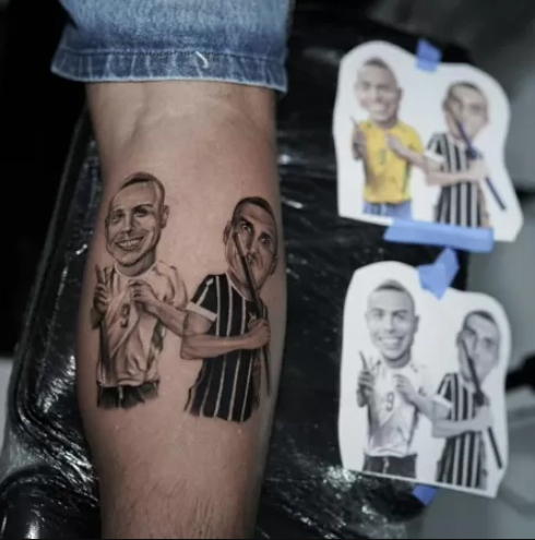 Ex-BBB, Felipe Prior faz tatuagem em homenagem ao Ronaldo. (Foto: Reprodução)