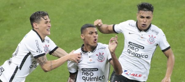 Rodrigo Varanda comemora o primeiro gol com a camisa do Corinthians, cercado por Mateus Vital e Roni, diante do Palmeiras. Foto RodrigoCoca/AgCorinthians