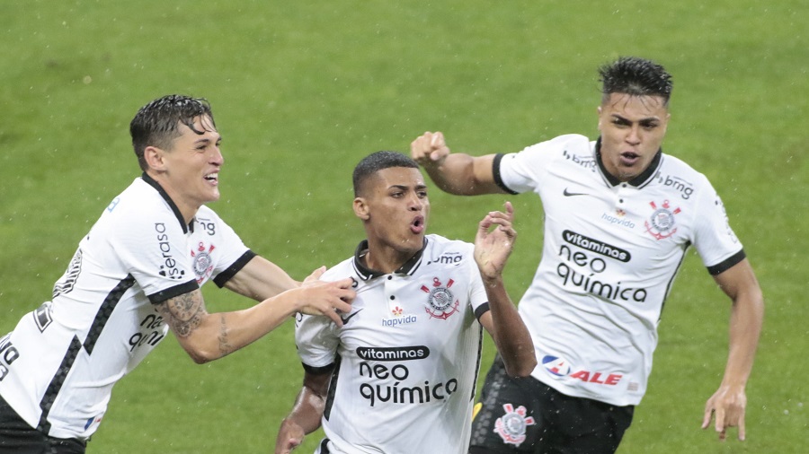 Rodrigo Varanda comemora o primeiro gol com a camisa do Corinthians, cercado por Mateus Vital e Roni, diante do Palmeiras. Foto RodrigoCoca/AgCorinthians