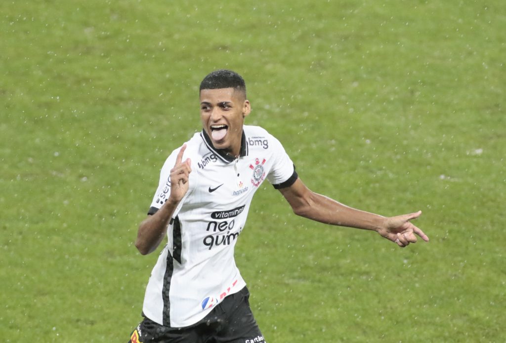 Rodrigo Varanda relembra que há dois anos assinava com o Corinthians. (Foto: Rodrigo Coca/Ag. Corinthians)