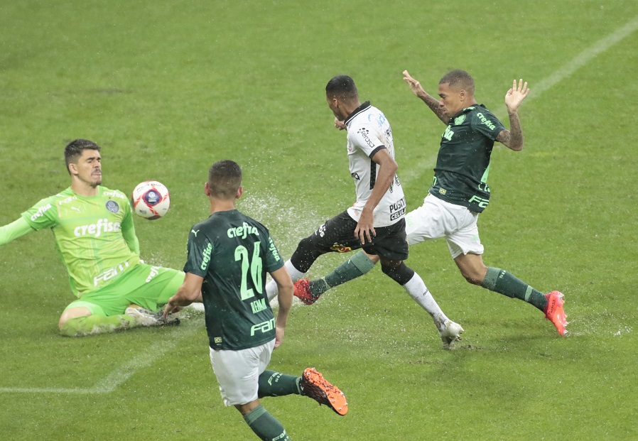 Rodrigo Varanda marca seu primeiro gol como profissional pelo Corinthians, empatando a partida com o Palmeiras em 2x2 Foto Rodrigo Coca AgCorinthians