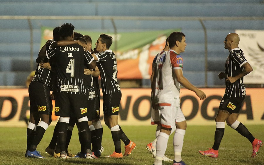 Jogadores do Corinthians comemoram o segundo gol sobre o Salgueiro, que cravou a classificação Alvinegra para a segunda fase da Copa do Brasil. Foto Rodrigo Coca AgCorinthians
