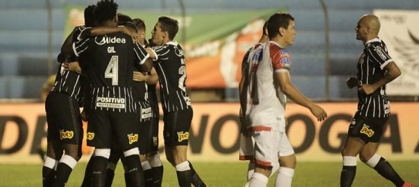 Jogadores do Corinthians comemoram o segundo gol sobre o Salgueiro, que cravou a classificação Alvinegra para a segunda fase da Copa do Brasil. Foto Rodrigo Coca AgCorinthians