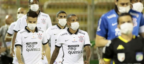 Pela primeira vez a Federação Paulista de Futebol exigiu que os atletas e árbitros entrassem para o início do jogo usando máscaras. Foto Rodrigo Coca Ag Corinthians