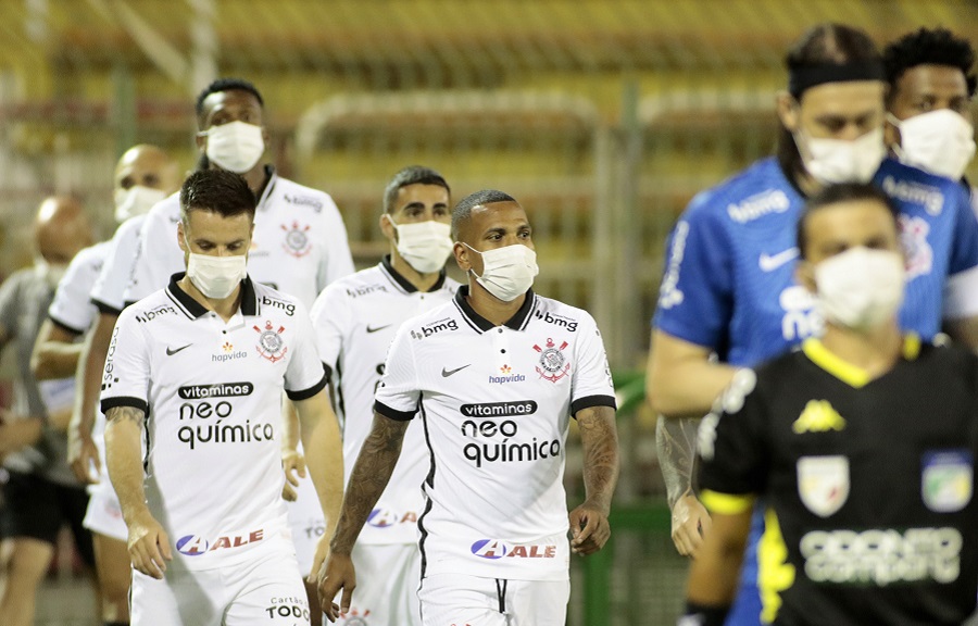 Pela primeira vez a Federação Paulista de Futebol exigiu que os atletas e árbitros entrassem para o início do jogo usando máscaras. Foto Rodrigo Coca Ag Corinthians