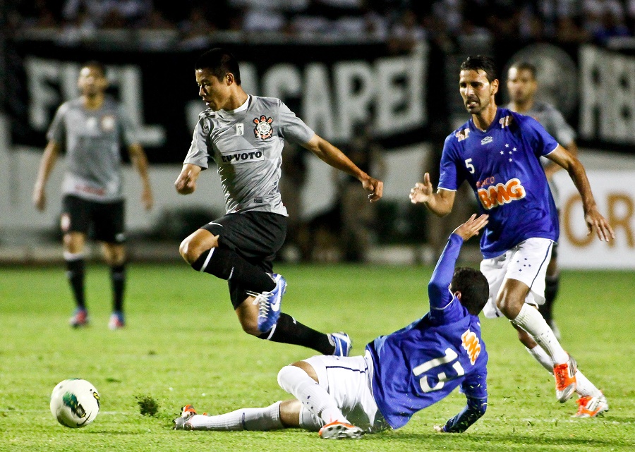 O jogador Zizao do  Corinthians disputa a bola com o jogador Diego Anselmo Ramon do Cruzeiro durante partida válida pelo Campeonato Brasileiro de 2012. Foto: Rodrigo Coca / Fotoarena