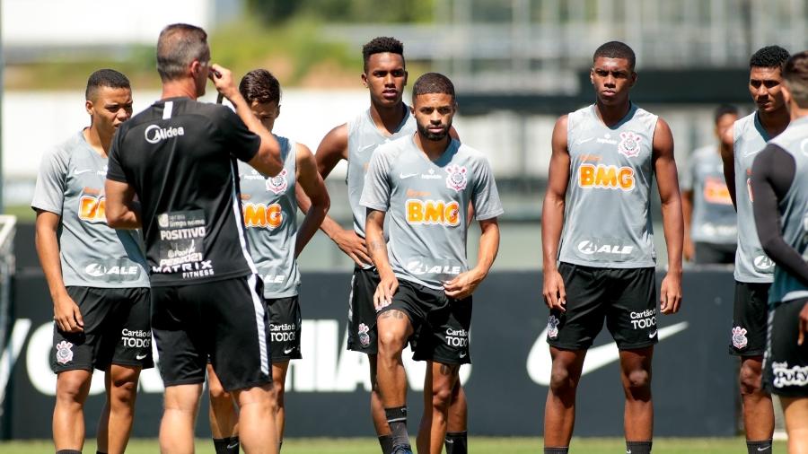 Mancini passa instruções aos garotos da base testados no CT Joaquim Grava. Imagem: Rodrigo Coca/ Ag. Corinthians