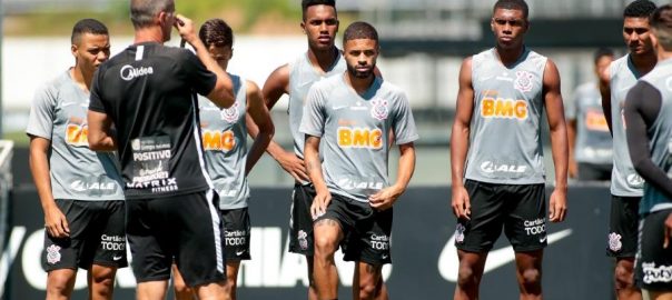 Mancini passa instruções aos garotos da base testados no CT Joaquim Grava. Imagem: Rodrigo Coca/ Ag. Corinthians