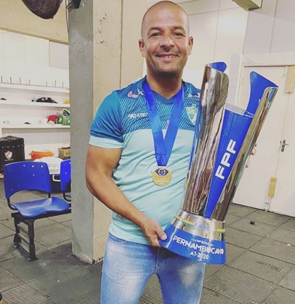 Marcos Tamandaré com o troféu de Campeão Pernambucano — Foto: Reprodução