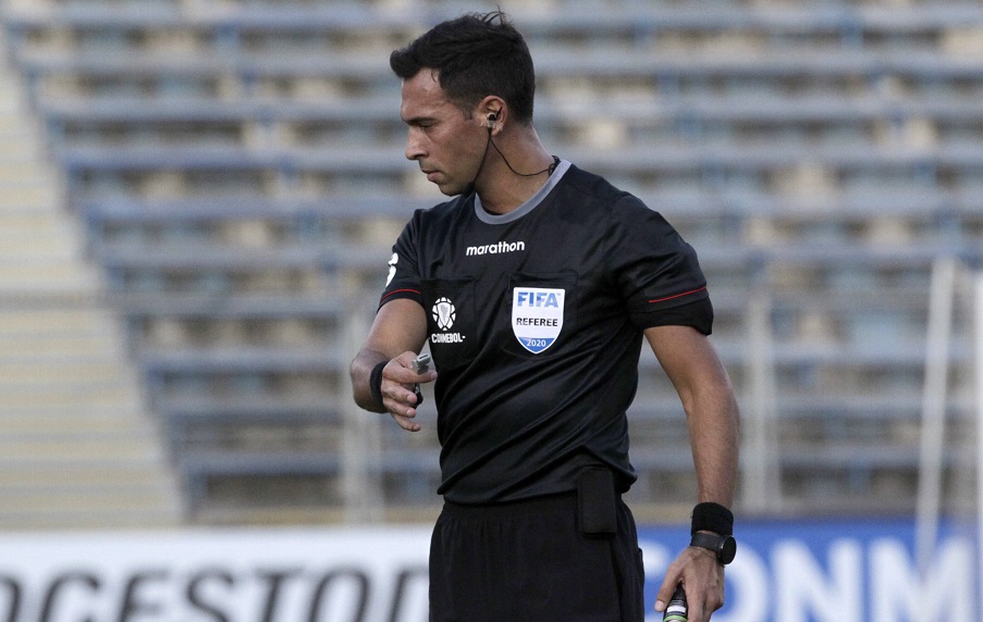 Futbol, Palestino vs Guarani. Copa Libertadores 2020 El arbitro Facundo Tello durante el partido por Copa Libertadores disputado en el estadio San carlos de Apoquindo de Santiago, Chile. 20/02/2020 Jonnathan Oyarzun/Photosport Football, Palestino vs Guarani. Libertadores Cup Championship 2020 The referee Facundo Tello during Libertadores Cup football match held at the San carlos de Apoquindo stadium in Santiago, Chile. 20/02/2020 Jonnathan Oyarzun/Photosport Palestino vs Guarani, Copa Libertadores 2020