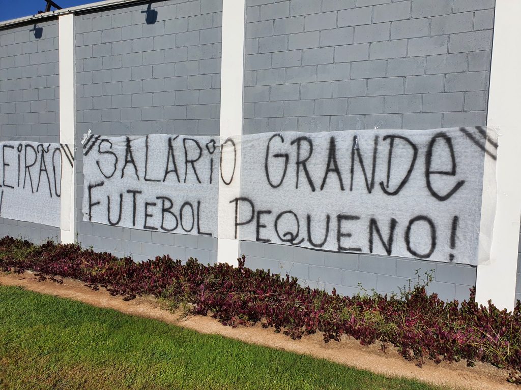 Gaviões da Fiel realiza protesto em frente ao CT Joaquim Grava