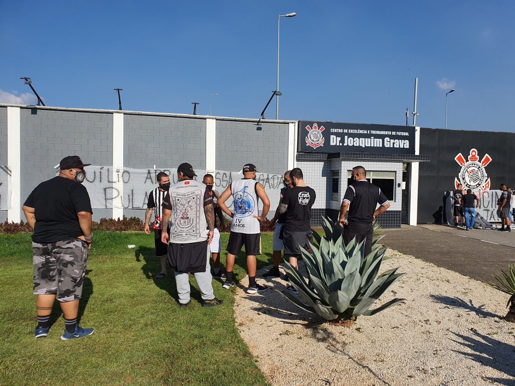 Gaviões da Fiel realiza protesto em frente ao CT Joaquim Grava