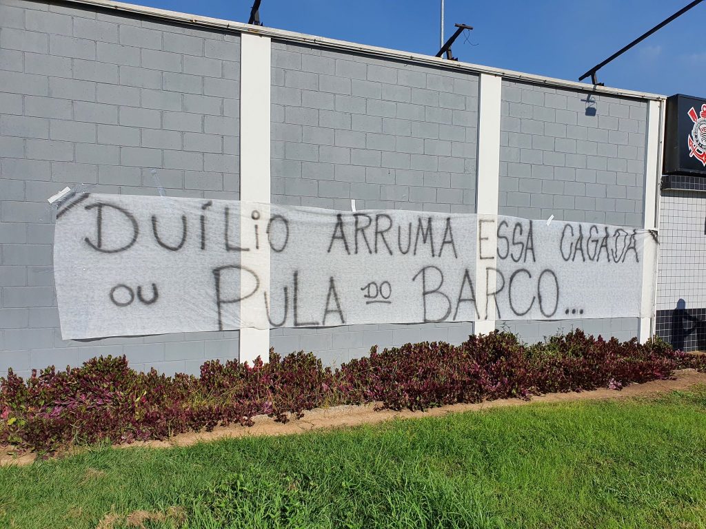 Gaviões da Fiel realiza protesto em frente ao CT Joaquim Grava