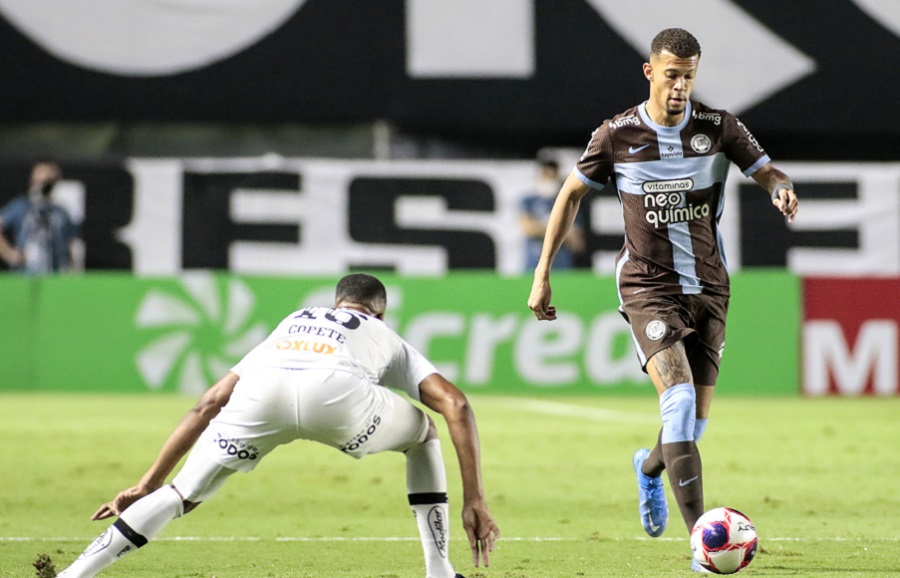 O zagueiro João Victor foi um dos destaques da vitória do Corinthians sobre o Santos, jogando improvisado como lateral-direito. Foto Rodrigo Coca/Ag. Corinthians
