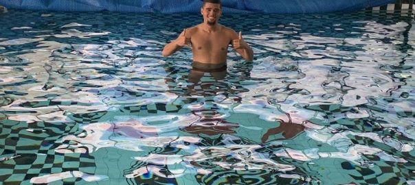 Daniel Marcos faz exercícios dentro e fora da piscina, e já iniciou trabalhos leves com bola em cima do colchão e da cama elástica. Foto Divulgação Capa