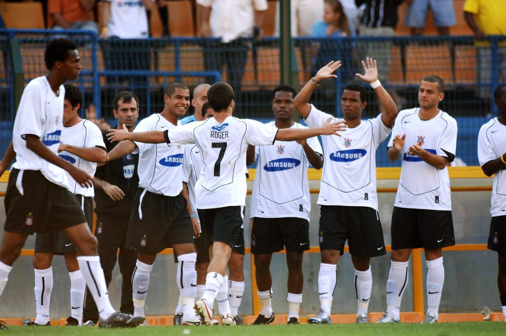 Nilmar relembra parceria com Tevez e diz que elenco do Corinthians em 2005 tinha muita vaidade. (Foto: Imago)