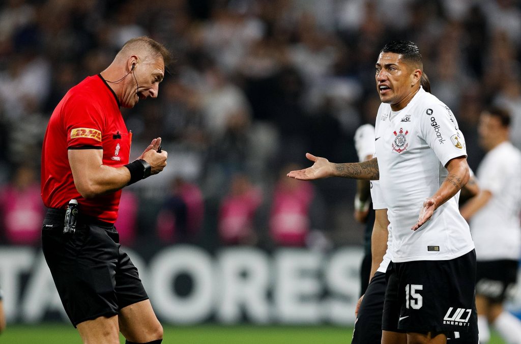 Árbitro que expulsou Avelar e Pedrinho irá apitar Corinthians x Peñarol. (Foto: Marcelo Machado de Melo/Fotoarena)