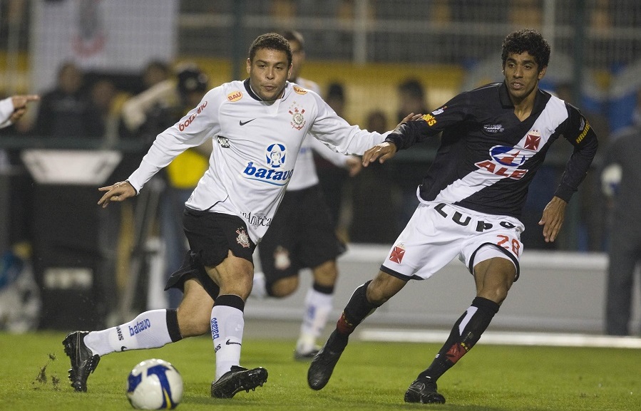 Logo no começo da partida, o Fenômeno gingou na frente de Amaral e levantou a torcida, ao deixar o vascaíno no chão.