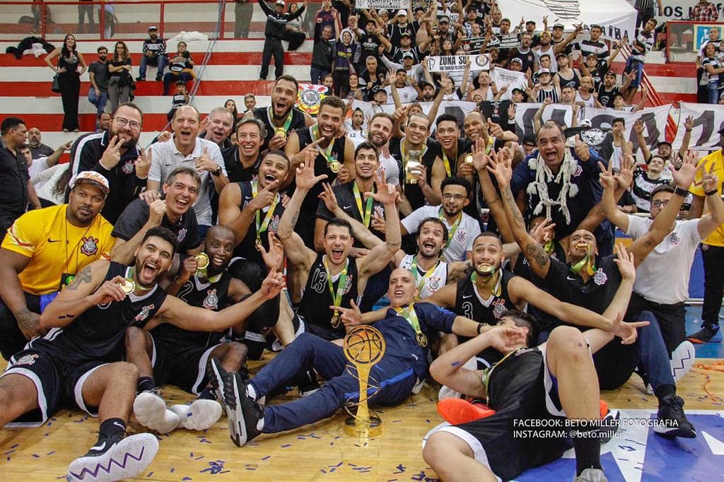 Elenco do Corinthians Basquete comemora conquista da Liga Ouro 2018 e a volta à elite do basquete nacional após 22 anos. Foto: Beto Miller

