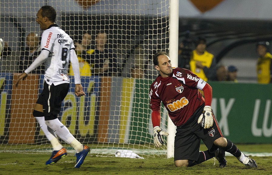 Após chute de Jorge Henrique, que nao aparece na foto, Liedon comemora o quarto gol do Corinthians  durante a partida entre Corinthians/SP x Sao Paulo/SP, realizada no Estadio do Pacaembu, pela  6a. rodada do Campeonato Brasileiro de 2011. Sao Paulo/Brasil - 26/06/2011. Foto: © Daniel Augusto Jr. / Fotoarena
