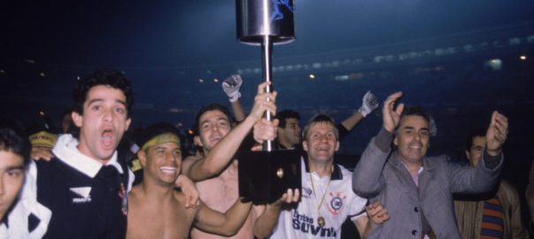 Jogadores do Corinthians comemorando a conquista da Copa Brasil, contra o Grêmio, no Estádio Olímpico. Foto: reprodução Corinthians/Edison Vara