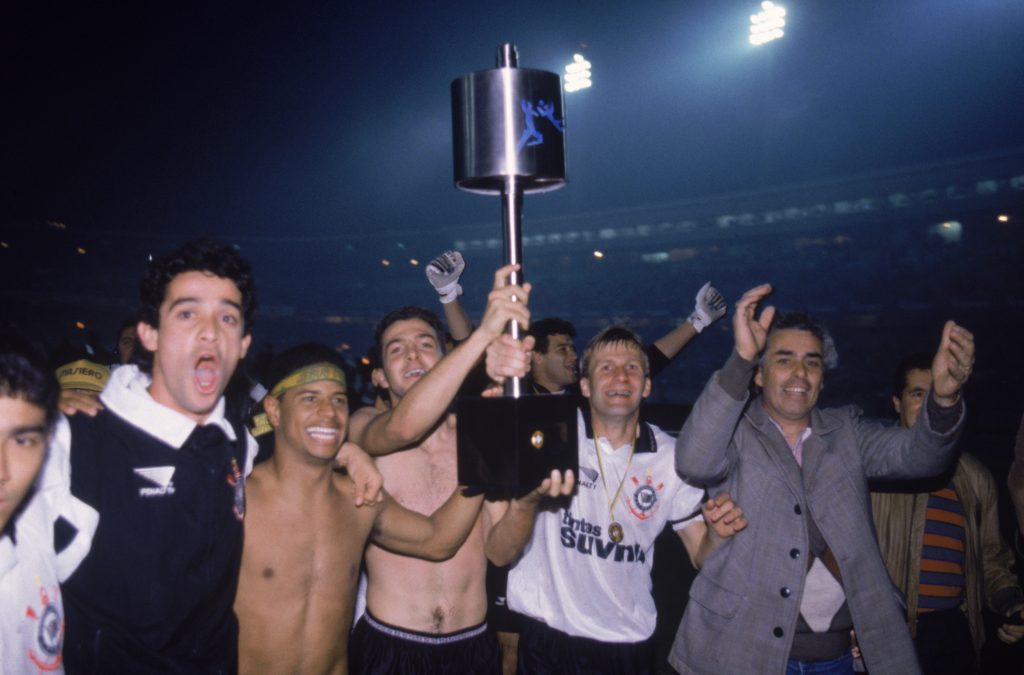 Jogadores do Corinthians comemorando a conquista da Copa Brasil, contra o Grêmio, no Estádio Olímpico. Foto: reprodução Corinthians/Edison Vara