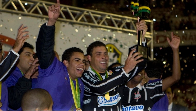 Ronaldo ergue a taça da Copa do Brasil 2009
Créditos: Daniel Augusto/Corinthians