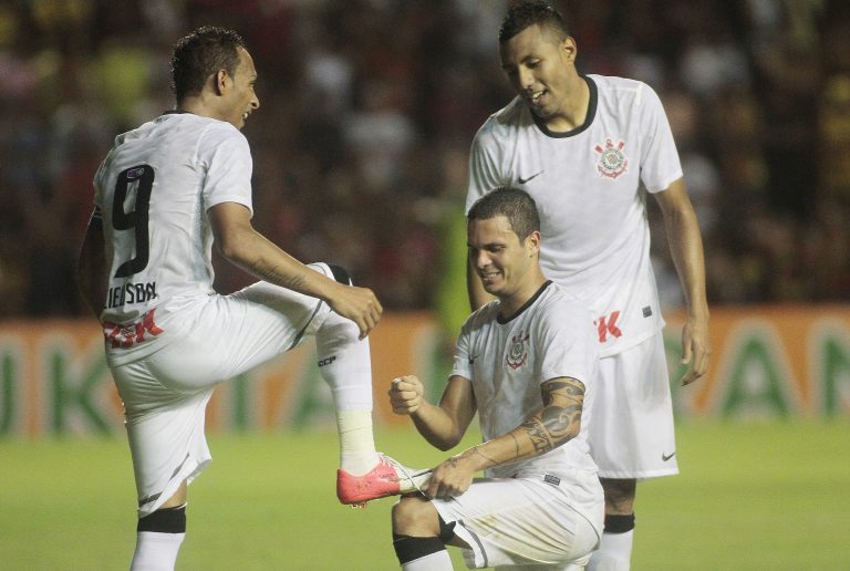 Liedson comemora após marcar gol contra a equipe do Sport durante partida válida pelo Campeonato Brasileiro. Foto: Rodrigo Coca / Fotoarena