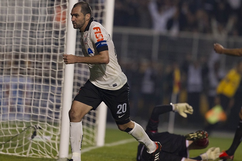 Danilo fechou o placar em 2x0 para o Corinthians. Recopa 2013. Foto © Daniel Augusto Jr. / Ag. Corinthians