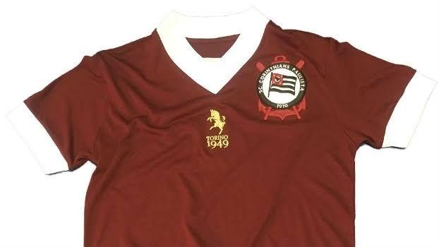 Camisa usada pelo Corinthians em homenagem às vítimas do acidente aéreo com a equipe do Torino, em 1949.