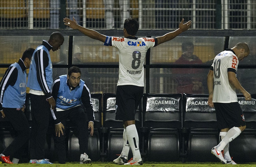 Paulinho comemora gol pelo Corinthians em 2013. Foto: © Daniel Augusto Jr. / Ag. Corinthians