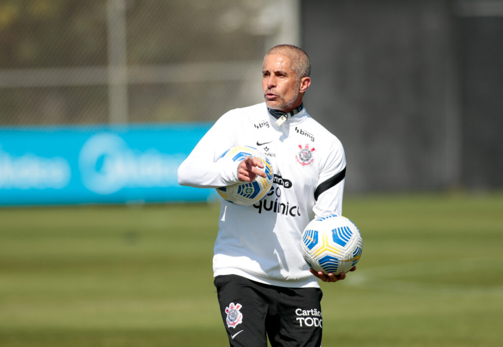 Sylvinho afirma que o time está jogando bem, mas que ainda passa por  construção