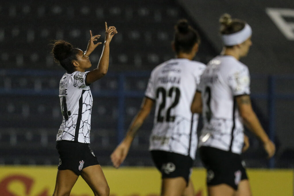 Corinthians goleia a Portuguesa na Fazendinha e assume a liderança