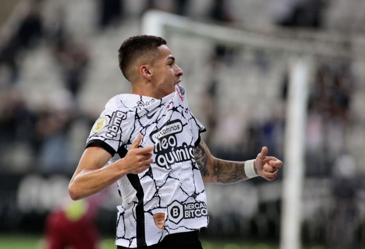 Responsável Pela Vitória Do Corinthians Gabriel Pereira Celebra Primeiro Gol Com A Presença Da 