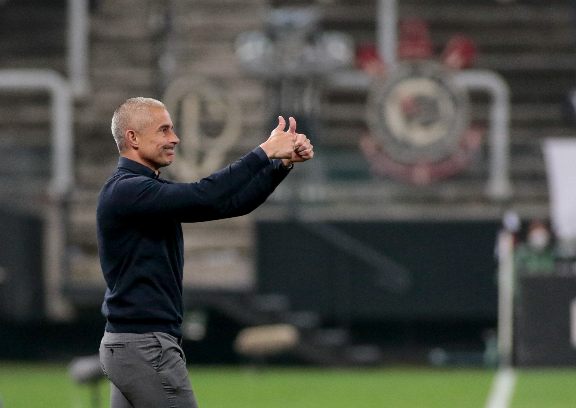 Sylvinho afirma que o time está jogando bem, mas que ainda passa por  construção