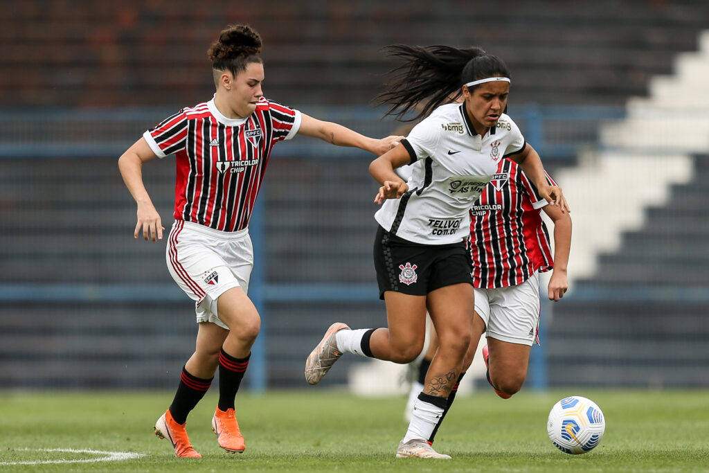 São Paulo recebe o Corinthians em busca de virada e classificação